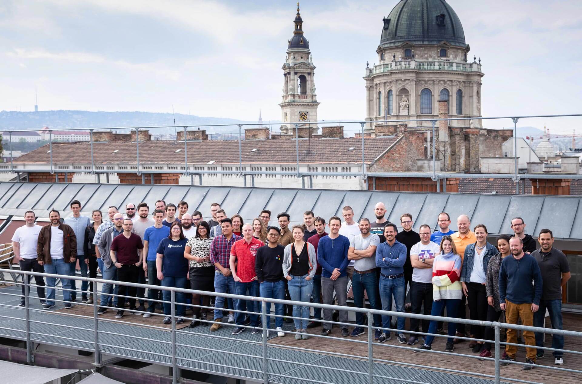 Il team di Kinsta nella terrazza degli uffici di Budapest, Ungheria
